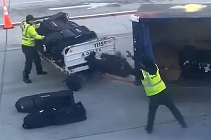 Работники аэропорта кидали багаж пассажиров за тысячи долларов и попали на видео