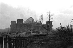  Вид на разрушенное здание Рейхстага в Берлине
