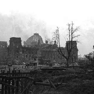  Вид на разрушенное здание Рейхстага в Берлине