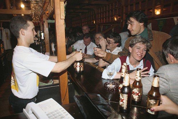 Встреча членов Партии любителей пива. Москва, 1994 год