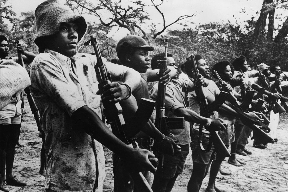 Парад повстанцев во время гражданской войны в Анголе