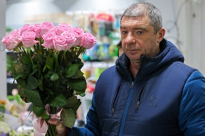 Россияне бросились скупать цветы в алкомаркетах