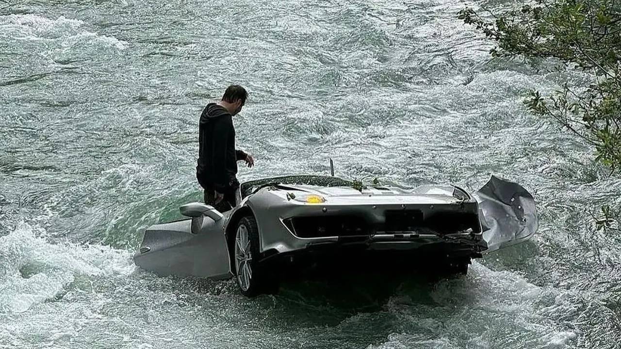 Тонущее в реке Ferrari за 36 миллионов рублей попало на видео: Роскошь:  Ценности: Lenta.ru