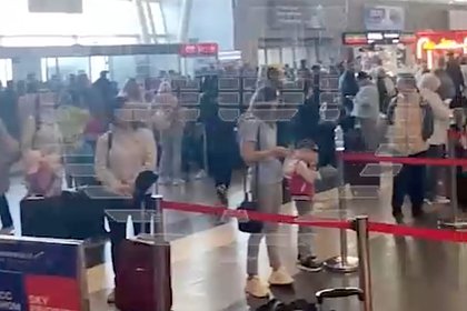 Очереди пассажиров в закрытом аэропорту Казани попали на видео