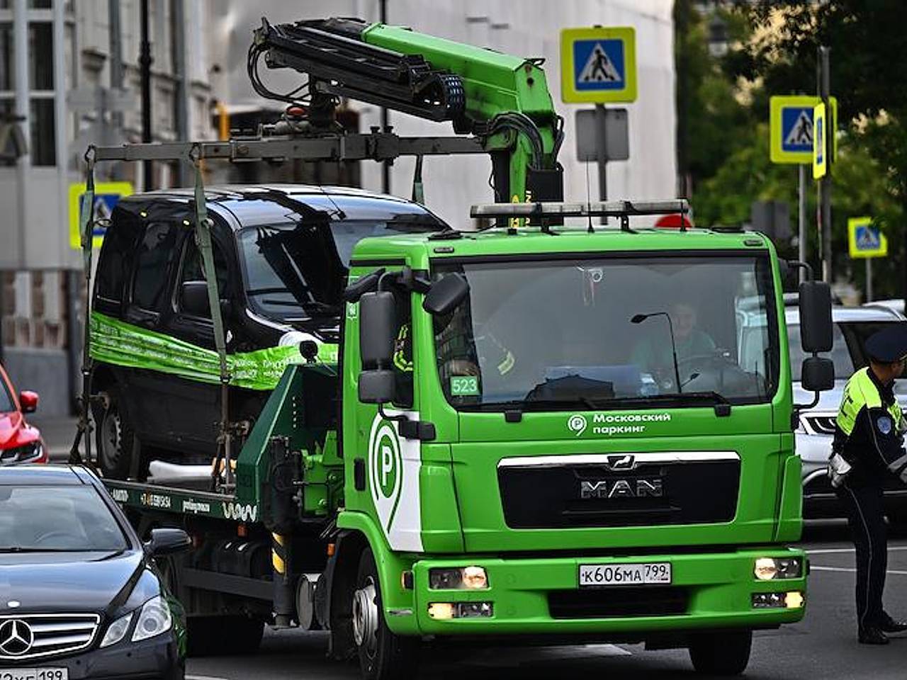 Россиянам назвали способы избежать эвакуации автомобиля: Городская среда:  Экономика: Lenta.ru