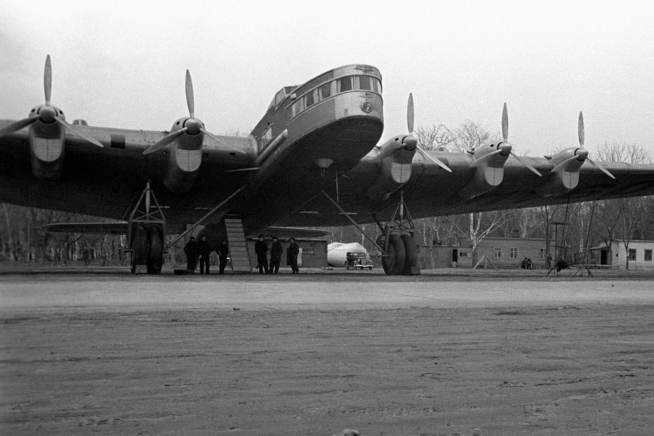 Самолет АНТ-20 «Максим Горький» во время подготовки к первомайскому параду на Красной площади, 1935 год