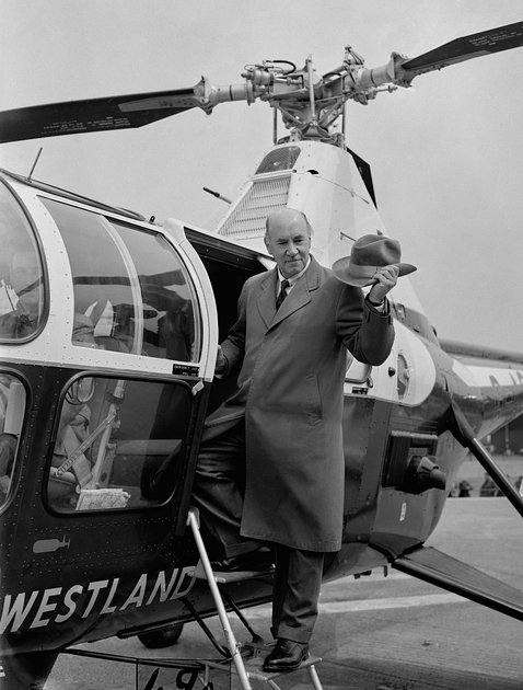 Игорь Сикорский на борту вертолета Westland WS-51 Dragonfly, созданного на основе Sikorsky S-51, 27 апреля 1955 года