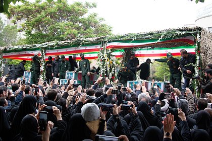 Иранцы скандировали антиамериканскую кричалку возле мавзолея в Тегеране