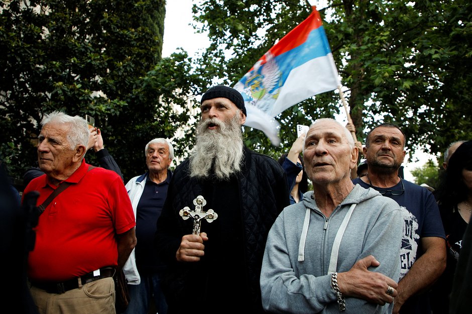 Православный священник на демонстрации против намерения правительства проголосовать за резолюцию ООН по Сребренице, Подгорица, Черногория, 22 мая 2024 года