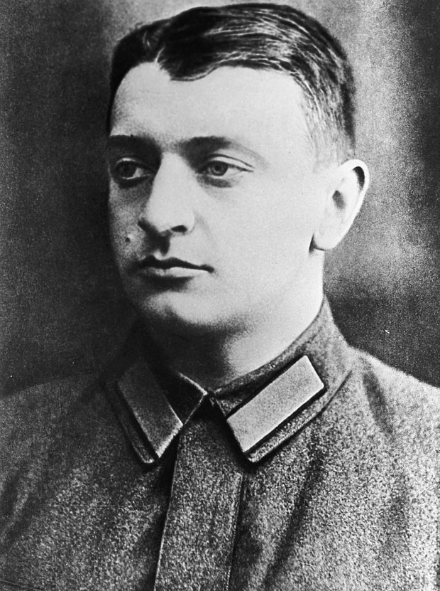 Михаил Николаевич Тухачевский (1893-1937), советский военный деятель, военачальник РККА. маршал Советского Союза (1935). Арестован и расстрелян в 1937 году, посмертно реабилитирован в 1957 году.