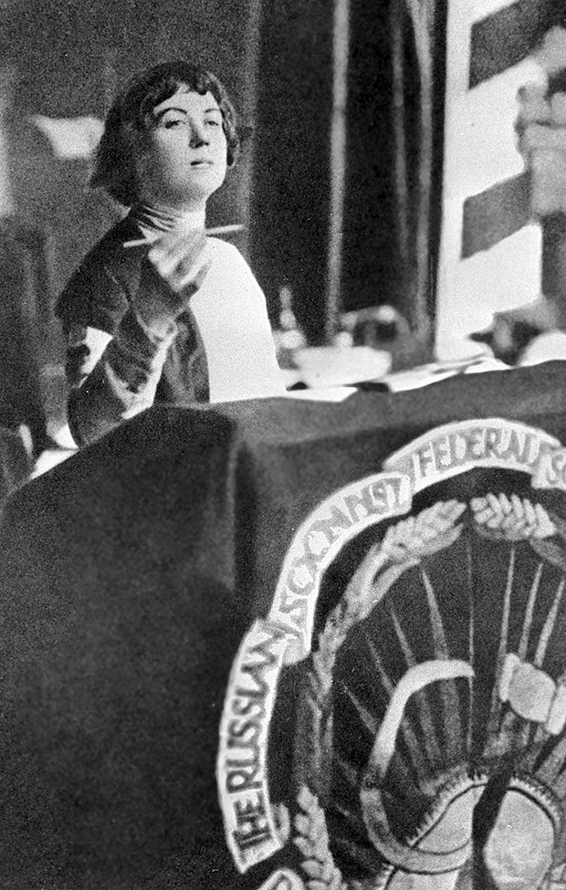 Александра Коллонтай выступает с трибуны 2-й Международной женской конференции. Коллонтай была инициатором создания и заведующей (с 1920) женотделом ЦК РКП(б), цель которого — борьба за уравнение в правах женщин и мужчин, 1921 год