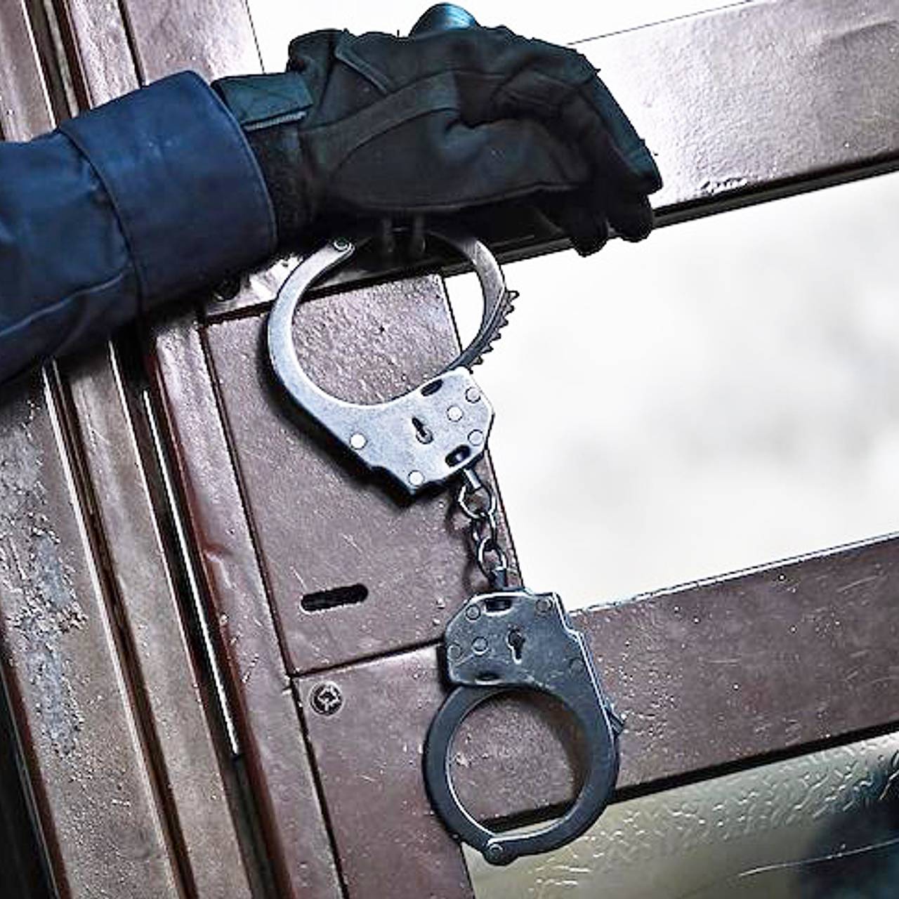 Полицейский застрелил азербайджанца в новосибирске. Сотрудница полиции ударила. Ильназ галявиев стрелок. Полицейский застрелил азербайджанца. При задержании отрезали.