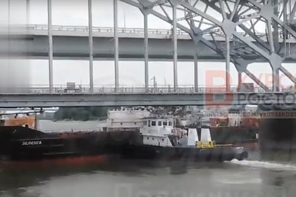 На реке в российском городе сухогруз врезался в пролет железнодорожного моста