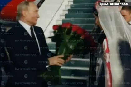 Подаренный Путину в Узбекистане букет роз попал на видео