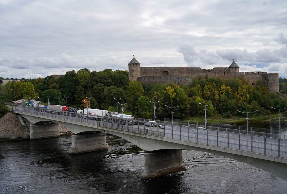 Вид на мост через реку Нарву на пограничном пункте пропуска с Россией в Нарве, Эстония