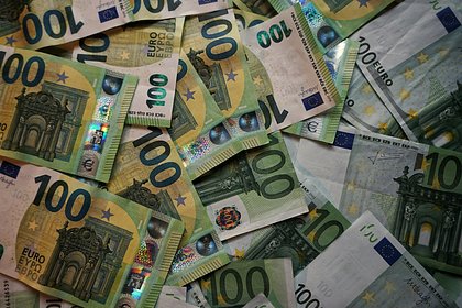 Курс евро вслед за долларом упал до минимума с конца января