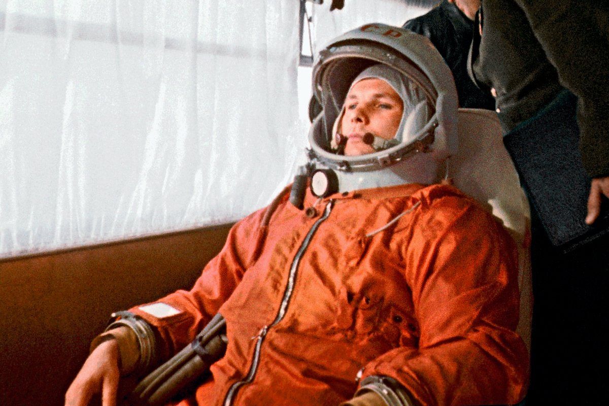 Космонавт Юрий Гагарин в автобусе направляется на стартовую площадку космодрома Байконур. 12 апреля 1961 года
