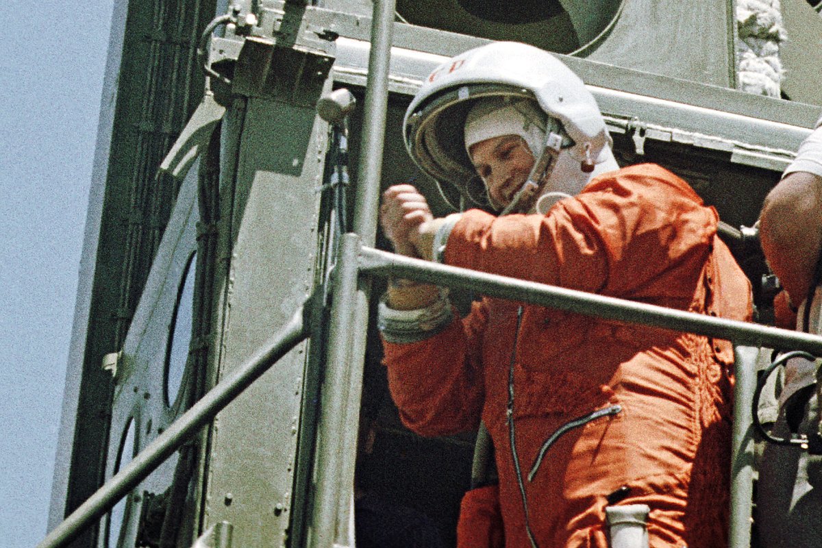 Первая в мире женщина-космонавт Валентина Терешкова перед полетом в космос на корабле "Восток-6" с космодрома Байконур 