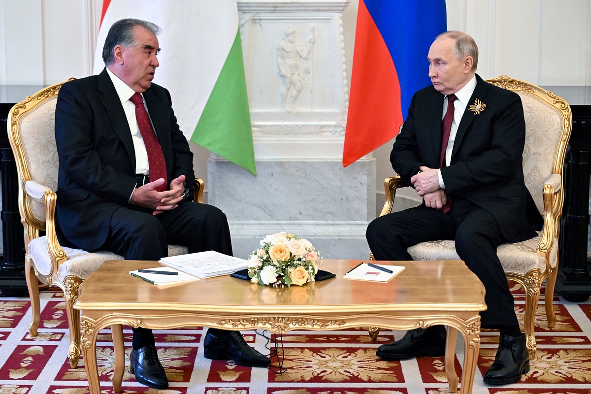 Президент России Владимир Путин и президент Таджикистана Эмомали Рахмон во время встречи в Кремле, Москва, Россия, 9 мая 2024 года