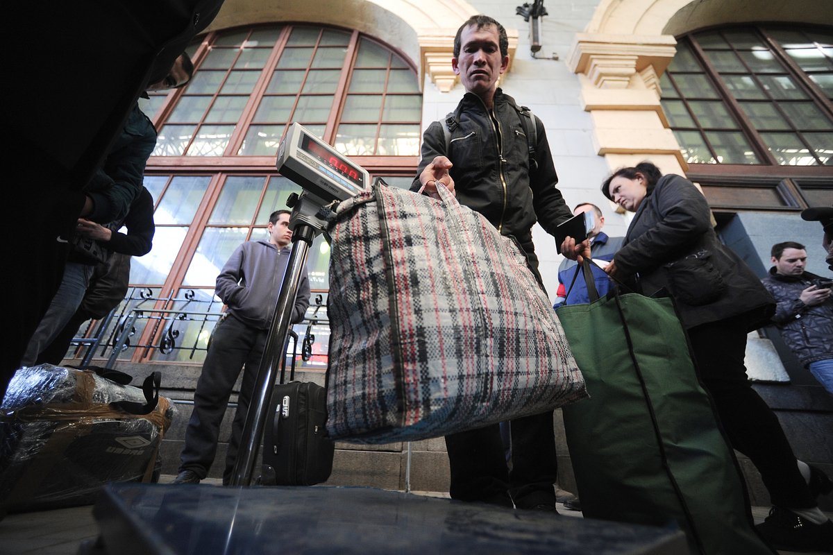 Пассажиры поезда Москва — Душанбе взвешивают багаж на перроне Казанского вокзала