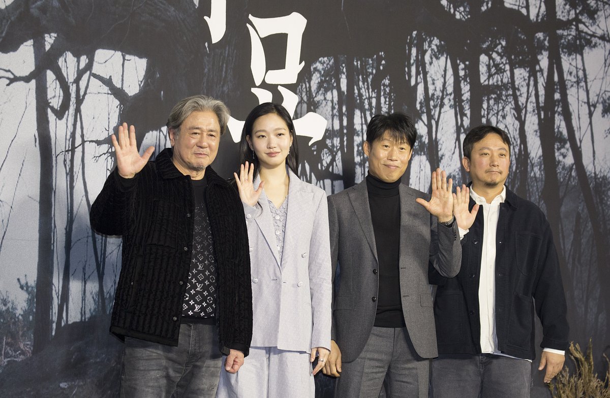 Актеры Чхве Мин-сик, Ким Го-ын, Ю Хэ-джин и режиссер Чан Джэ-хён (слева направо)