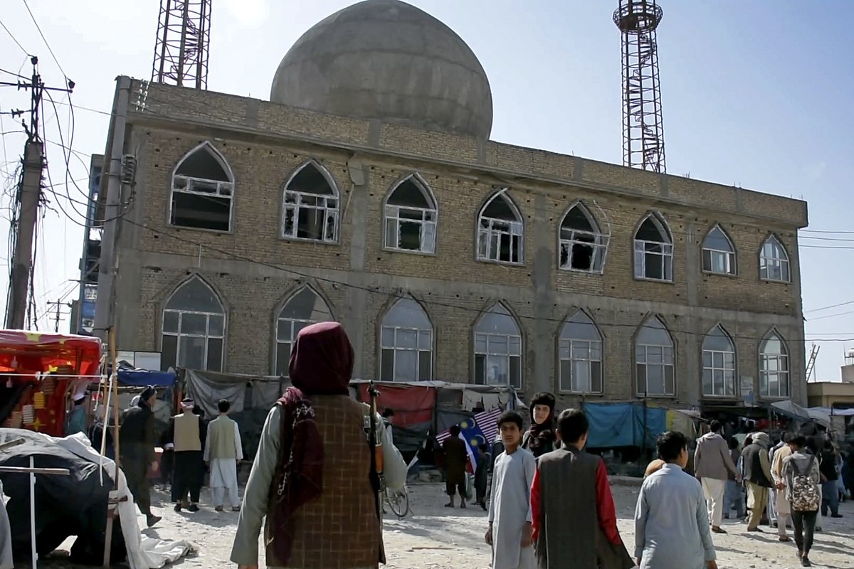 Место взрыва бомбы возле мечети в провинции Мазари-Шариф, Афганистан, 21 апреля 2022 года