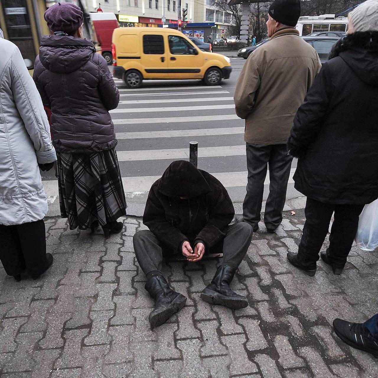 Уберите бомжей из офиса самообслуживания!