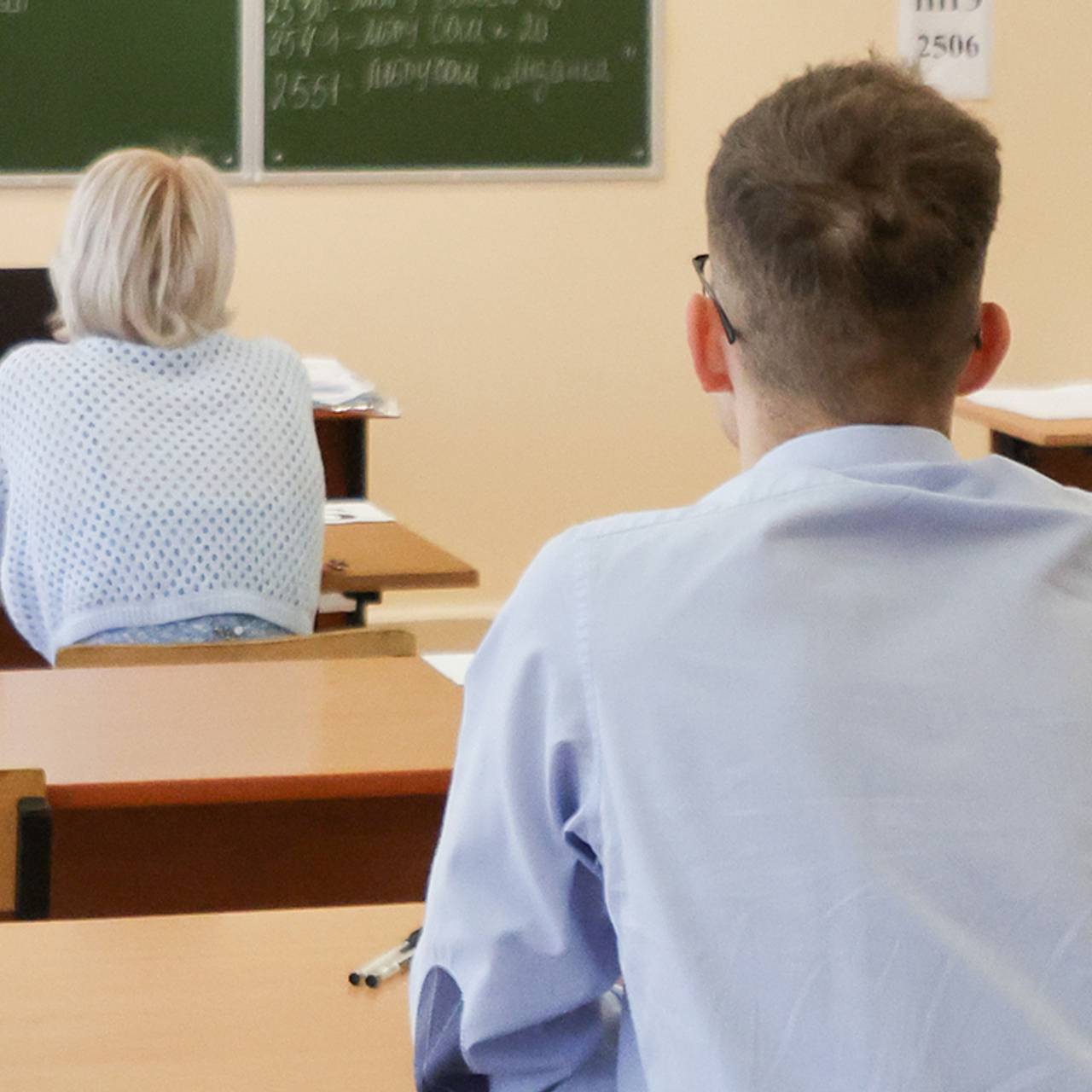 Лапают одноклассницу 