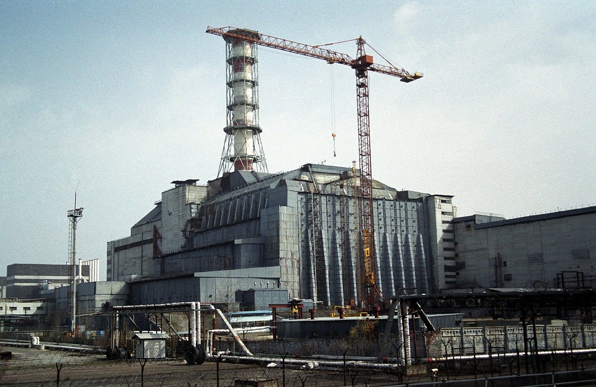 Саркофаг над четвертым энергоблоком Чернобыльской АЭС