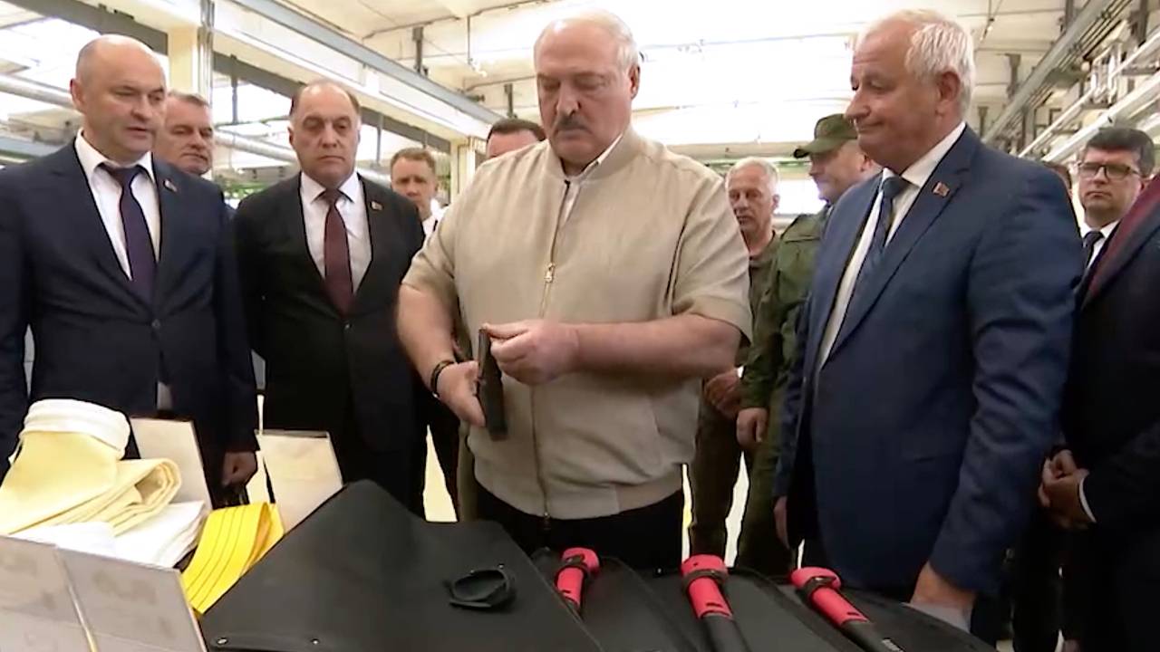 Лукашенко показали белорусские топоры: Белоруссия: Бывший СССР: Lenta.ru