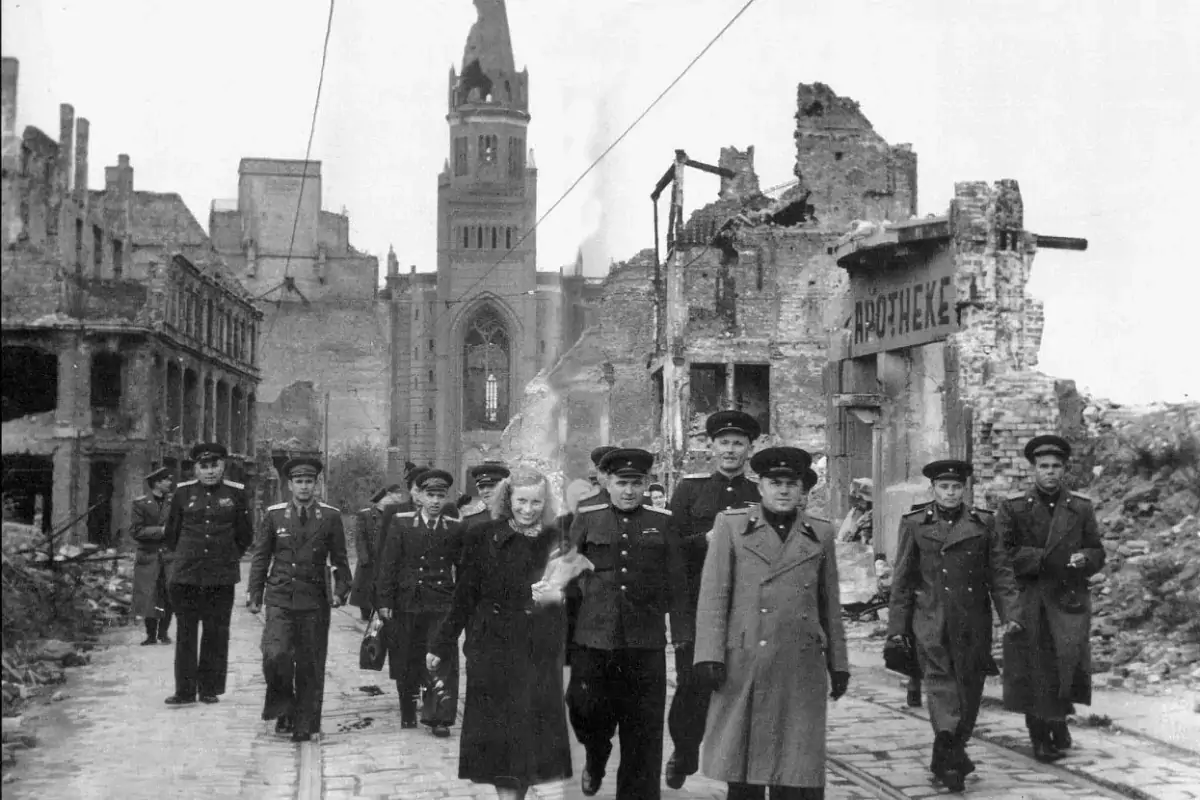 Советские офицеры на фоне Альтштадтской кирхи в Калининграде, 1947 год