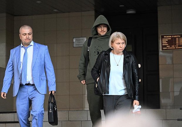  Алексей Блиновский (в центре) после заседания суда