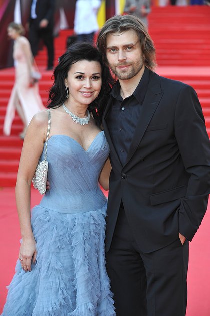 Анастасия Заворотнюк с мужем Петром Чернышевым на открытии ММКФ-2013