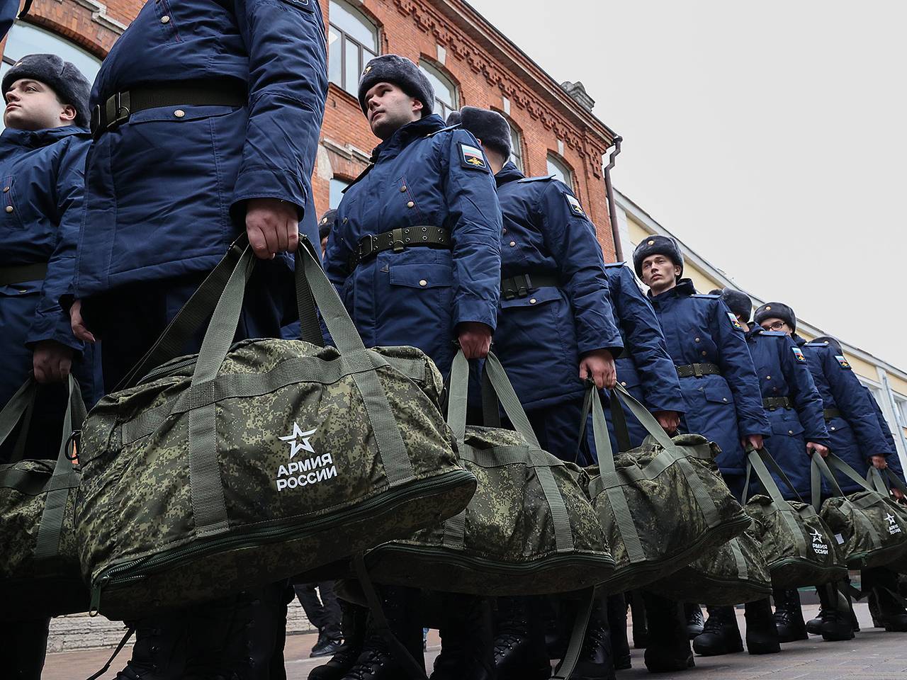 Единый реестр воинского учета: что нужно знать военнообязанным, кому вручат  электронные повестки: Общество: Россия: Lenta.ru