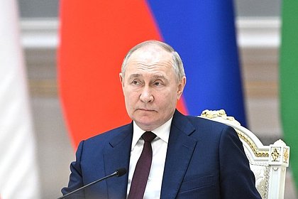 Путин с бокалом шампанского поздравил получивших госнаграды