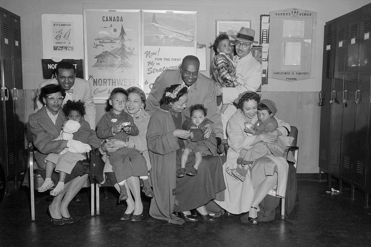 Сироты Корейской войны и их новые родители в аэропорту Айдлуайлд (сейчас Международный аэропорт имени Джона Кеннеди), Нью-Йорк, США, 8 апреля 1956 года