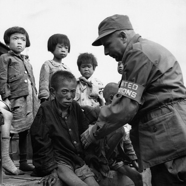 Дети-сироты, найденные на улицах Сеула, Республика Корея, около 1950 года