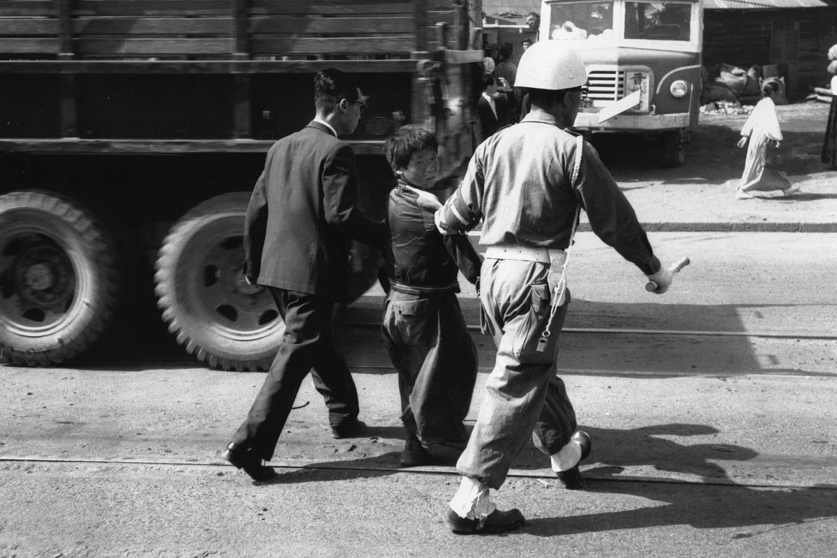 Сироту забирают с улицы в Пусане, Республика Корея, 30 июля 1955 года