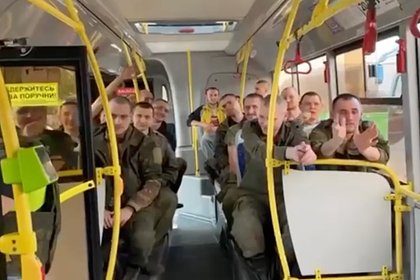 Вернувшихся в Россию после украинского плена солдат сняли на видео