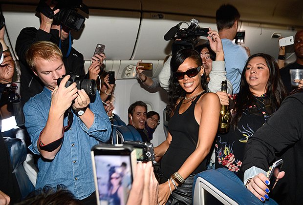 Рианна приветствует фанатов во время тура «777» в ноябре 2012 года