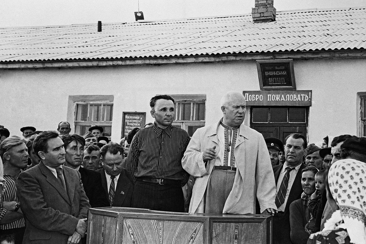 Хрущев (на трибуне справа) выступает перед колхозниками. 1 апреля 1958 года
