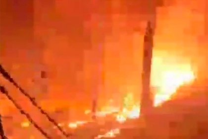 Российский поезд проехал сквозь лесной пожар и попал на видео