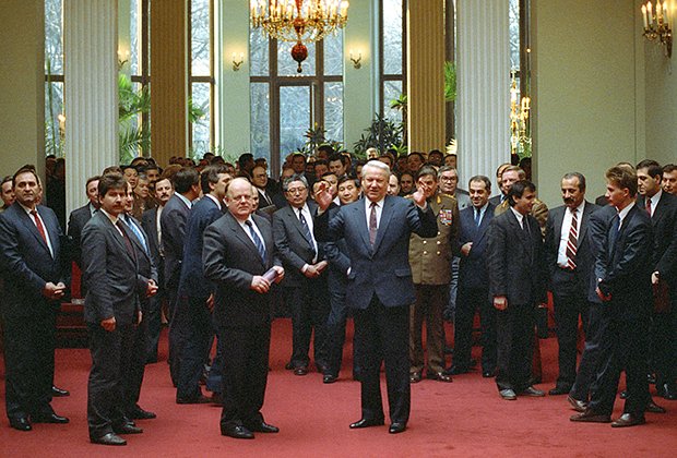 Председатель Верховного Совета Республики Беларусь Станислав Шушкевич и президент России Борис Ельцин. Встреча глав государств СНГ в Минске, 1991 год, 30 декабря 1991 года