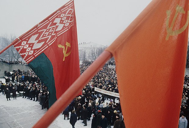 Государственные флаги СССР и Белорусской ССР на митинге интернационального политического движения «Единство» (Vienybė — Единство — Jedność) в Вильнюсе, 1990 год