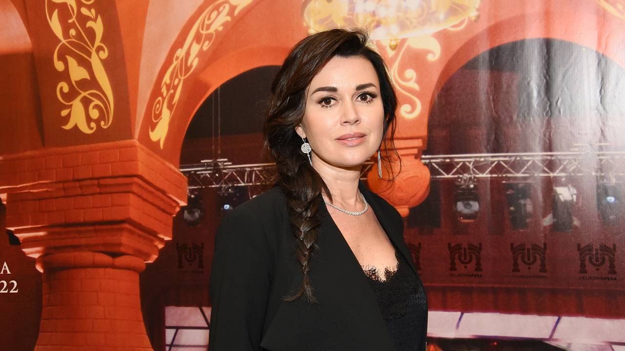 Лесбиянкалар бір-біріне жұлқып кетті