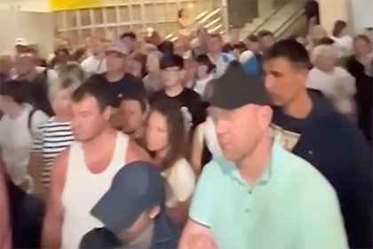 Сотни россиян застряли в работающем без вентиляции аэропорту и попали на видео