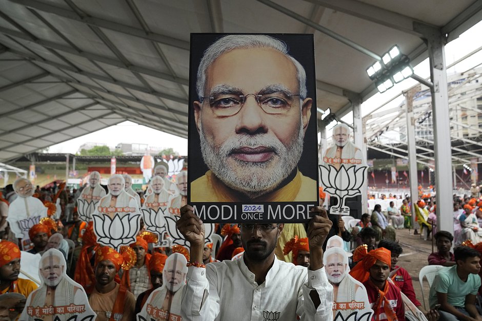 Сторонники партии «Бхарати джаната парти» несут портреты премьер-министра Индии Нарендры Моди на митинге в Хайдарабаде, Индия, 10 мая 2024 года