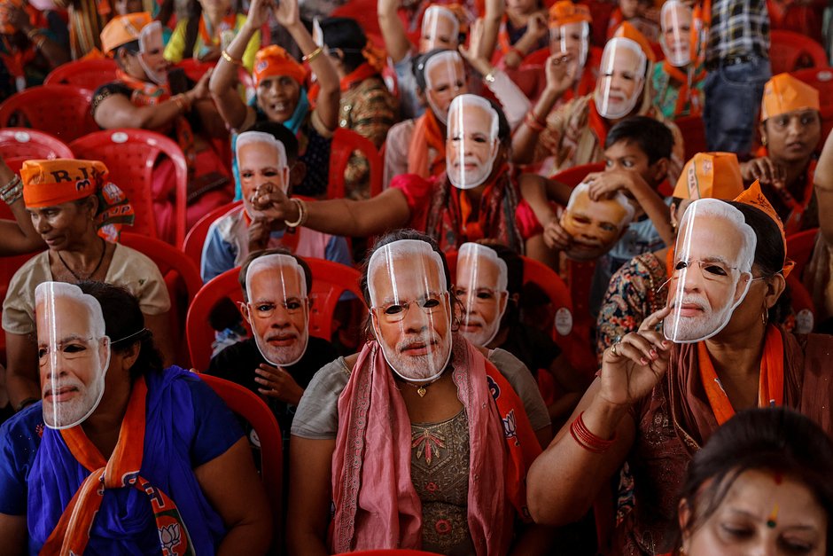Сторонники премьер-министра Индии Нарендры Моди в масках с изображением его лица на митинге в Мируте, Индия, 31 марта 2024 года 