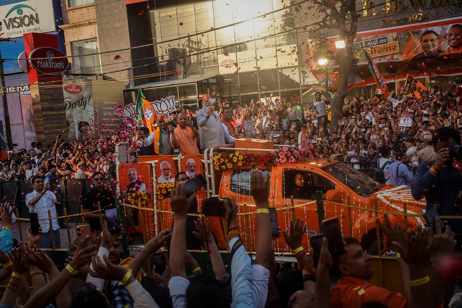 Премьер-министр Индии Нарендра Моди приветствует своих сторонников на митинге в Газиабаде, Индия, 6 апреля 2024 года 