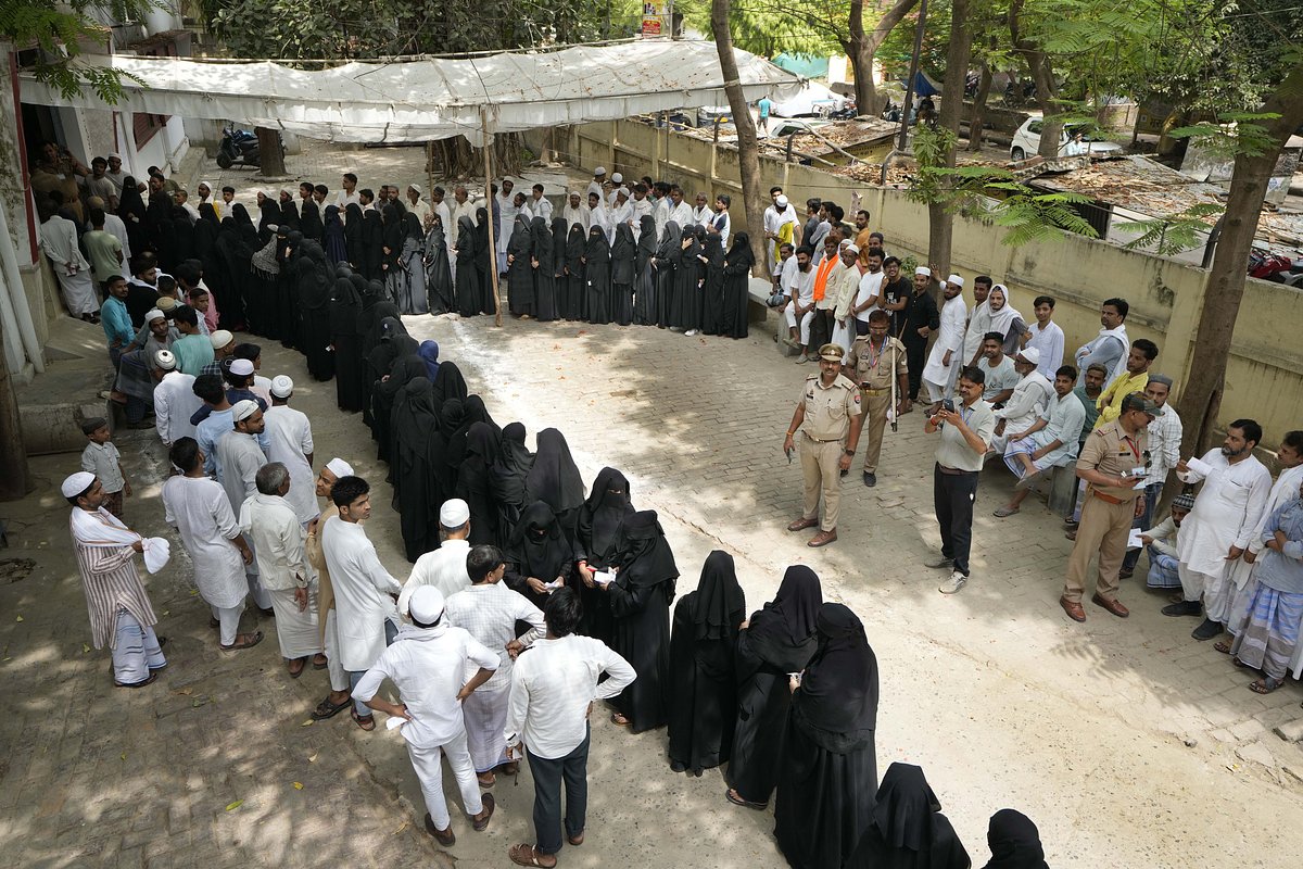 Индийские мусульмане голосуют на участке в Варанаси, Индия, 1 июня 2024 года 